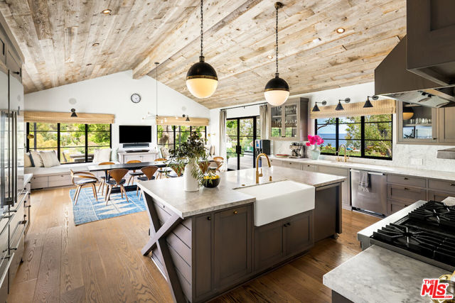 28837 Grayfox Street, Malibu CA: https://media.crmls.org/mediaz/f7524d83-7985-42d8-8578-c88043d3aee2.jpg