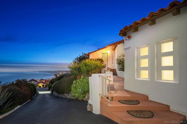 7520 Hillside Dr, La Jolla CA: https://media.crmls.org/mediaz/f7526e01-3188-4533-a83b-a53f4a5a5429.jpg
