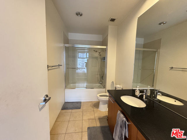801 S Grand Avenue, Los Angeles CA: https://media.crmls.org/mediaz/f752c070-6d47-4a07-afbe-77f5f95819a7.jpg