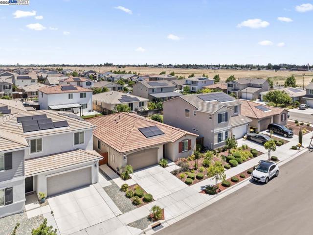 323 Sacramento St, Lathrop CA: https://media.crmls.org/mediaz/f753b7bb-c527-4dc6-a99e-ca0a3f11b448.jpg