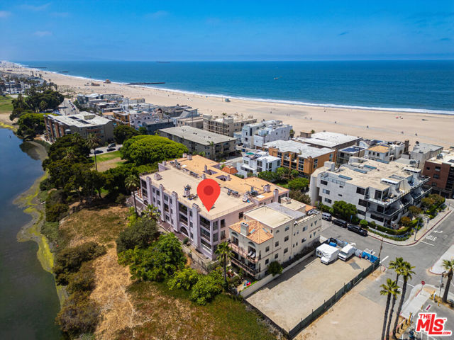 6220 Pacific Avenue, Playa del Rey CA: https://media.crmls.org/mediaz/f753dafa-3e84-4a6d-ba39-94cd0c929c7e.jpg