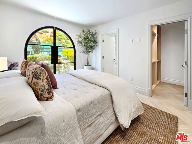2288 Coldwater Canyon Drive, Beverly Hills CA: https://media.crmls.org/mediaz/f754505f-6c5b-400a-a5cd-414ea2e015a3.jpg