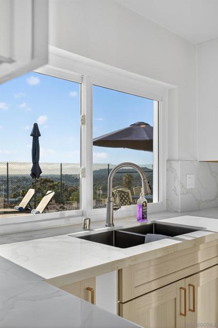 4060 Rosarita Dr, La Mesa CA: https://media.crmls.org/mediaz/f7546b55-5ed9-4c11-a626-de80b6ff059e.jpg