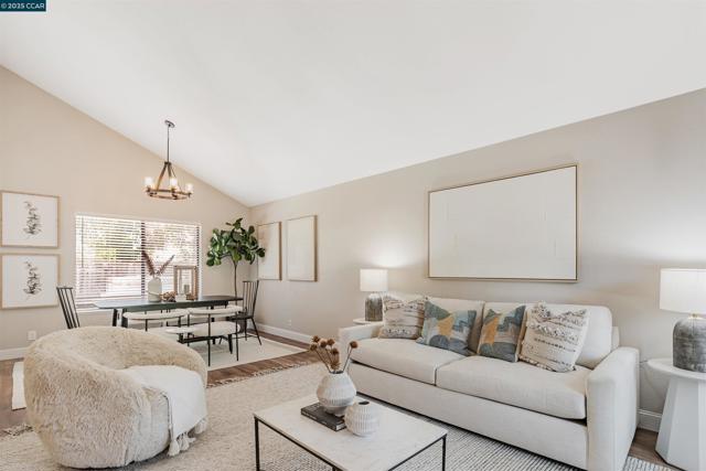 2329 Sweetwater Dr, Martinez CA: https://media.crmls.org/mediaz/f75505e1-e83e-4e45-af12-9b3f7462310c.jpg