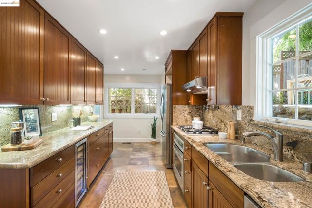 6314 Broadway Ter, Oakland CA: https://media.crmls.org/mediaz/f7552bf2-3a7d-4eda-a90c-0e441d07dc3a.jpg