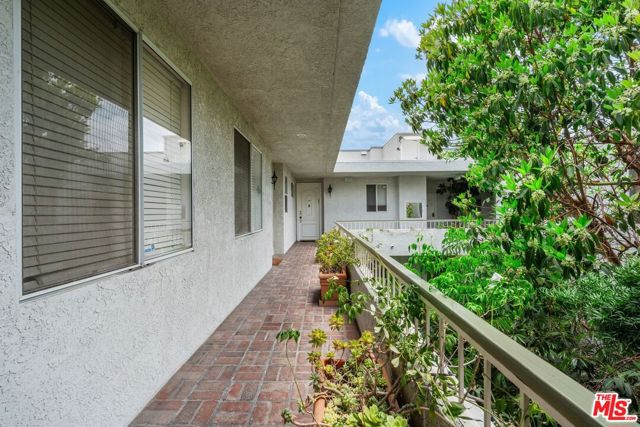 1375 Kelton Avenue, Los Angeles CA: https://media.crmls.org/mediaz/f755e750-a5bd-4518-ba2e-26b00f6e0941.jpg