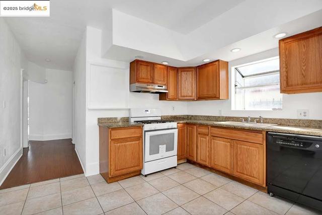 5540 E 17Th St, Oakland CA: https://media.crmls.org/mediaz/f756872f-903c-4f21-a4d4-0966ee11541f.jpg