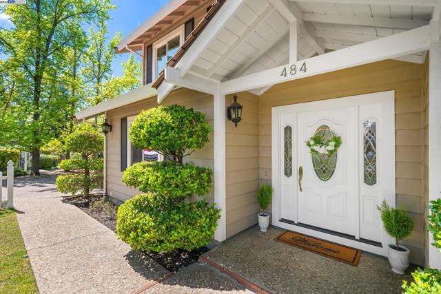 484 El Pintado Rd, Danville CA: https://media.crmls.org/mediaz/f756a557-d7b8-44a0-bbb3-c56cfe1451ec.jpg