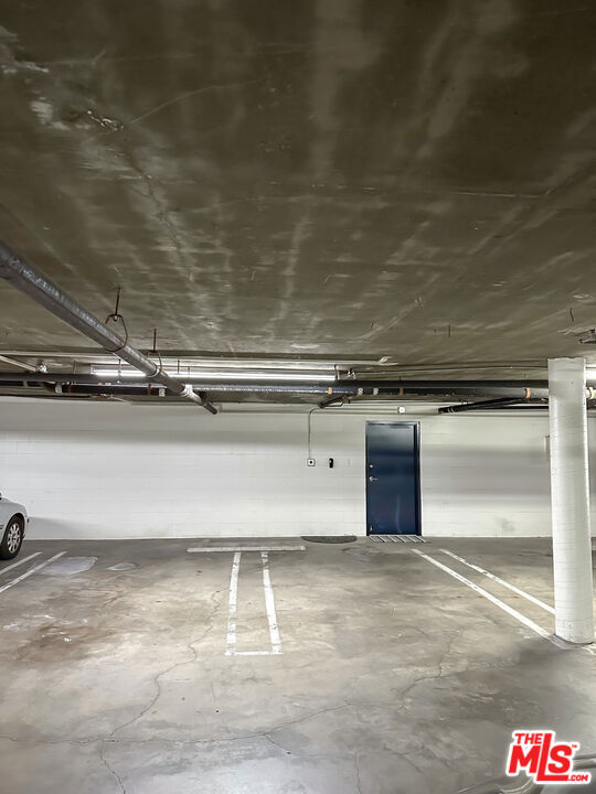 910 19th Street, Santa Monica CA: https://media.crmls.org/mediaz/f756af76-1103-4460-a37e-3454fe0b6c8e.jpg