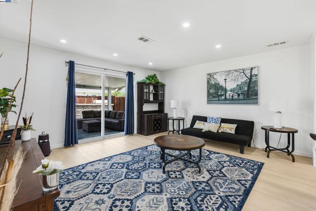 548 Sonoma Ave, Livermore CA: https://media.crmls.org/mediaz/f7585fba-92b6-4ab6-9f4b-8fc6d83dddcd.jpg