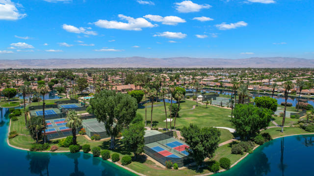141 Lake Shore Drive, Rancho Mirage CA: https://media.crmls.org/mediaz/f75b0ba0-c4b3-4e3b-807e-0f7092723911.jpg