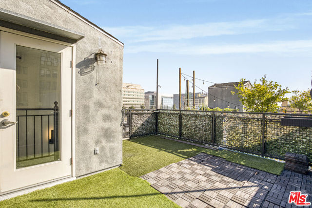 253 S Broadway, Los Angeles CA: https://media.crmls.org/mediaz/f75b1f1b-7d21-45e1-b6e2-c2d8eef7bc0e.jpg