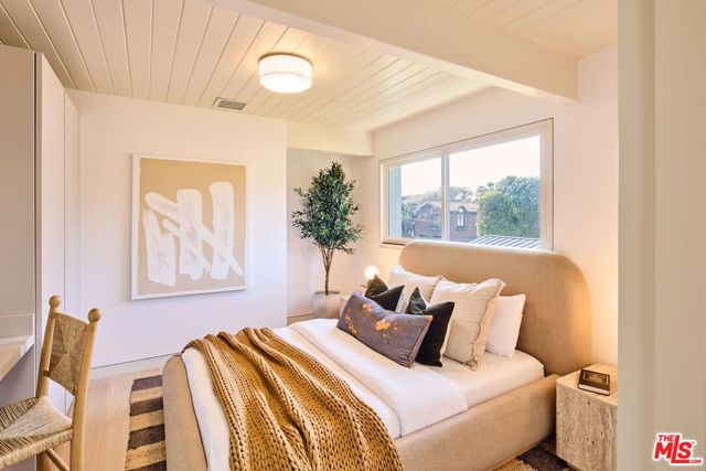23515 Malibu Colony Road, Malibu CA: https://media.crmls.org/mediaz/f75b25c1-8719-4c48-a05f-f051c72f8fff.jpg
