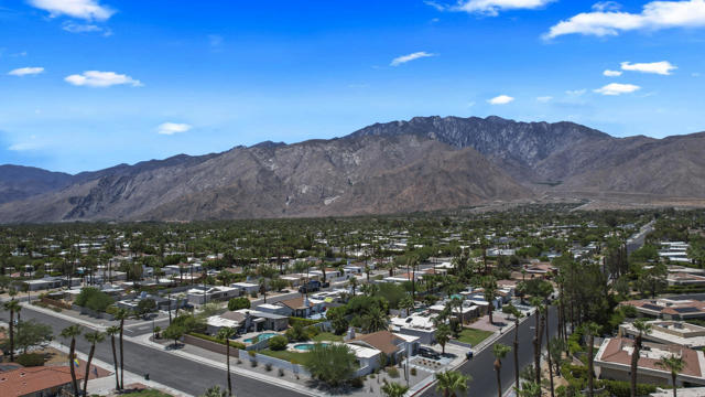 1351 Sunflower S S Circle, Palm Springs CA: https://media.crmls.org/mediaz/f75c4f55-fb4d-4be9-87de-38e6c3b395e0.jpg
