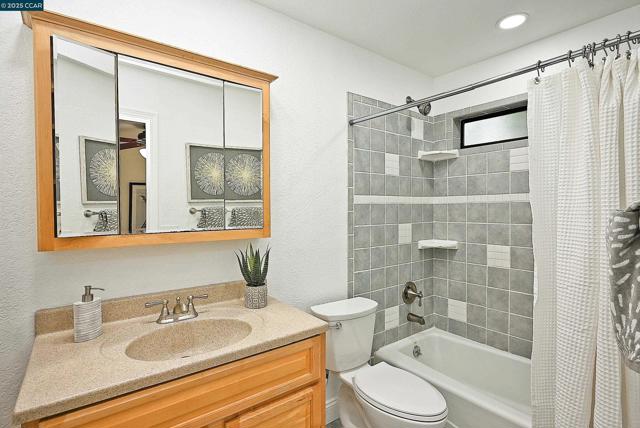 3279 Mt Diablo Court, Lafayette CA: https://media.crmls.org/mediaz/f75cf708-00bb-4645-b94d-bf06bd80fb02.jpg