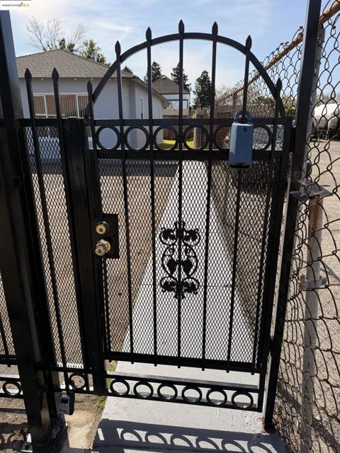 257 Smalley Ave, Hayward CA: https://media.crmls.org/mediaz/f75d491e-6a66-47ad-83e0-81fcf205a771.jpg