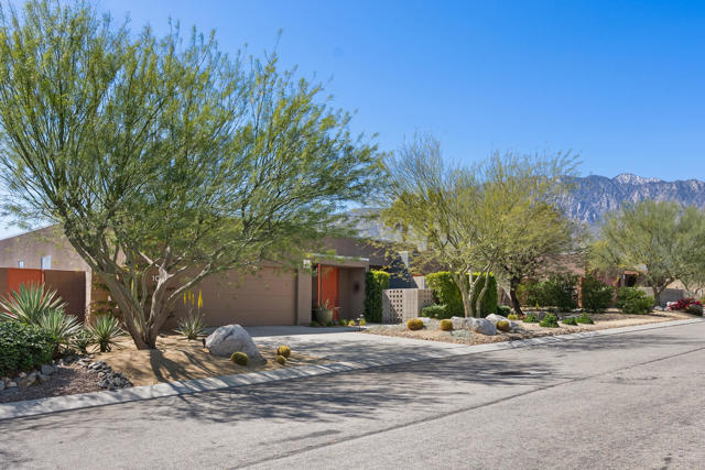 1069 Azure Court, Palm Springs CA: https://media.crmls.org/mediaz/f75d7e34-a4b8-4a18-97b1-4e65fab01035.jpg