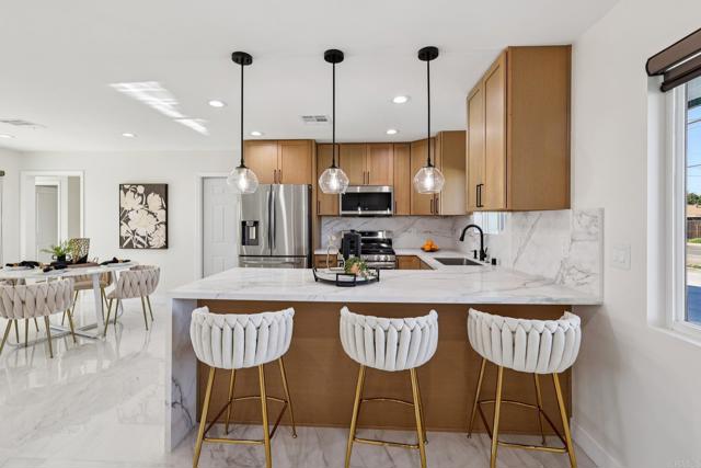 Detail Gallery Image 3 of 75 For 1573 E Madison Ave, El Cajon,  CA 92019 - 4 Beds | 3 Baths