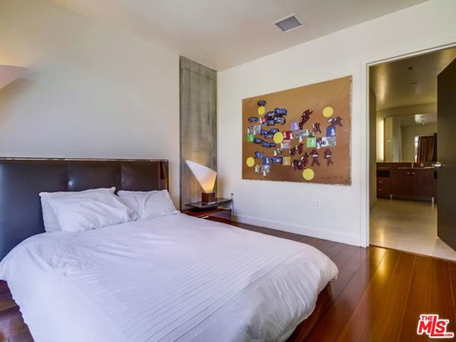 1100 S Hope Street, Los Angeles CA: https://media.crmls.org/mediaz/f7602425-eb53-4b09-9be4-f818de4ae627.jpg