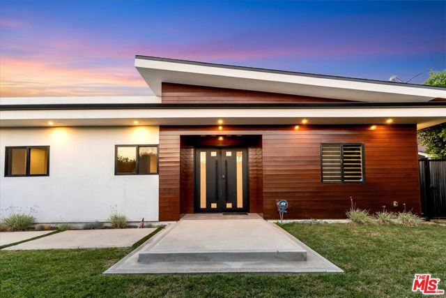 5456 Hazeltine Avenue, Sherman Oaks CA: https://media.crmls.org/mediaz/f76237d5-e185-46d6-a8cb-06a4035a2108.jpg