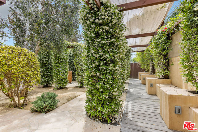 718 Vernon Avenue, Venice CA: https://media.crmls.org/mediaz/f762aac2-9658-4f72-8535-7b4e07d05d67.jpg