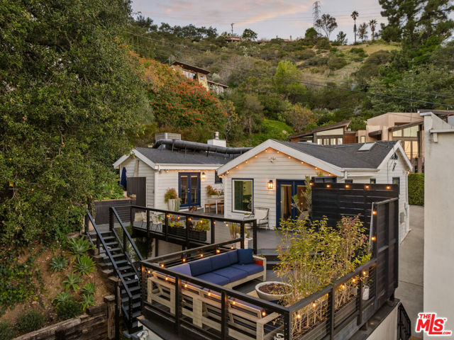 8556 Ridpath Drive, Los Angeles CA: https://media.crmls.org/mediaz/f762bf3b-e8c0-4f5a-81c4-b4e7b8c1825f.jpg