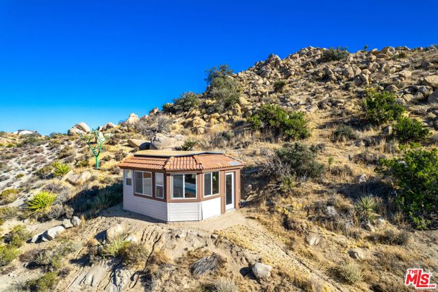 57387 San Juan Road, Yucca Valley CA: https://media.crmls.org/mediaz/f7633da3-9dfd-42ab-8dee-de47f2c77626.jpg