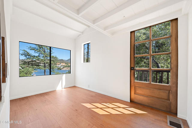 141 Lake Sherwood Drive, Lake Sherwood CA: https://media.crmls.org/mediaz/f763c759-3736-48d4-86f2-2b1b121ec917.jpg