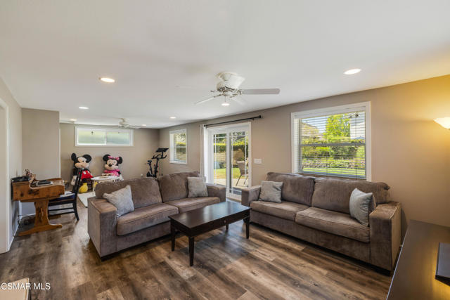 4471 Skyglen Court, Moorpark CA: https://media.crmls.org/mediaz/f7649e17-af9c-4504-992a-e5c783385f72.jpg