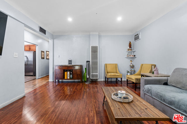 2205 S Burnside Avenue, Los Angeles CA: https://media.crmls.org/mediaz/f76609e5-9ab2-44cc-8ec1-34379e15d2e2.jpg