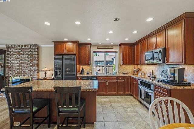 2611 Quail Ct., Union City CA: https://media.crmls.org/mediaz/f766ce61-d4bf-47f2-a6d6-bc0e095b26ea.jpg