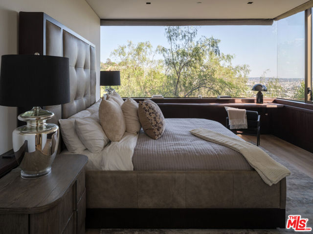 1305 Collingwood Place, Los Angeles CA: https://media.crmls.org/mediaz/f7679799-bc84-4546-9b68-7f0efbfdc69c.jpg