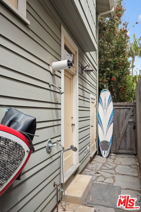 813 Crestmoore Place, Venice CA: https://media.crmls.org/mediaz/f7689eba-997e-4fef-9bfa-5d24732bcf0e.jpg