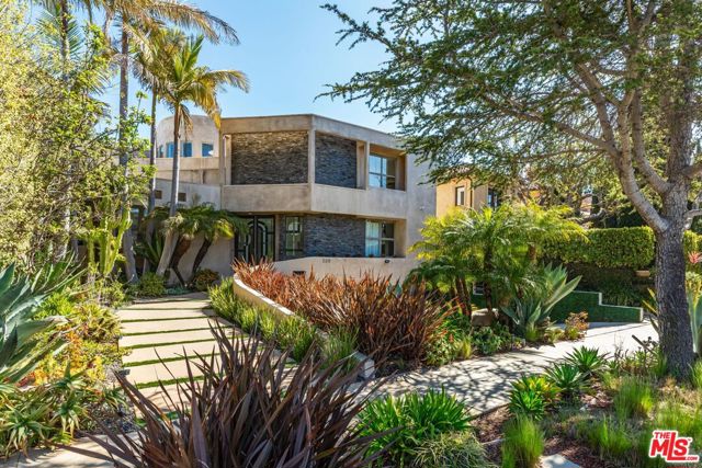 739 20th Street, Santa Monica CA: https://media.crmls.org/mediaz/f768bb6e-0cae-4a58-9a7b-741fa2547190.jpg