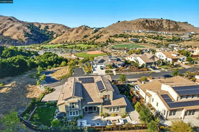 22 W Hill Way, Orinda CA: https://media.crmls.org/mediaz/f76946bb-5fbb-4a1d-a2f4-25ff21ed4269.jpg