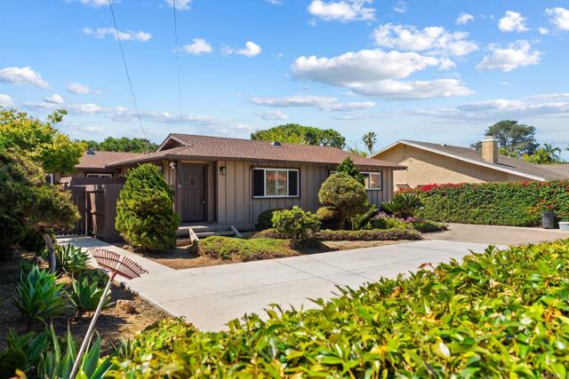 1565 Chestnut Avenue, Carlsbad CA: https://media.crmls.org/mediaz/f7696b4c-a4c2-4b81-9cba-68f3436164d4.jpg