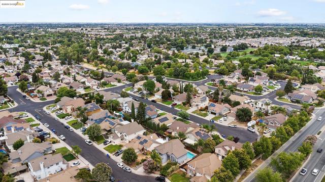 20 Goldmeadow Ct, Brentwood CA: https://media.crmls.org/mediaz/f76a5974-3110-45f0-a136-b6e19484d5ef.jpg