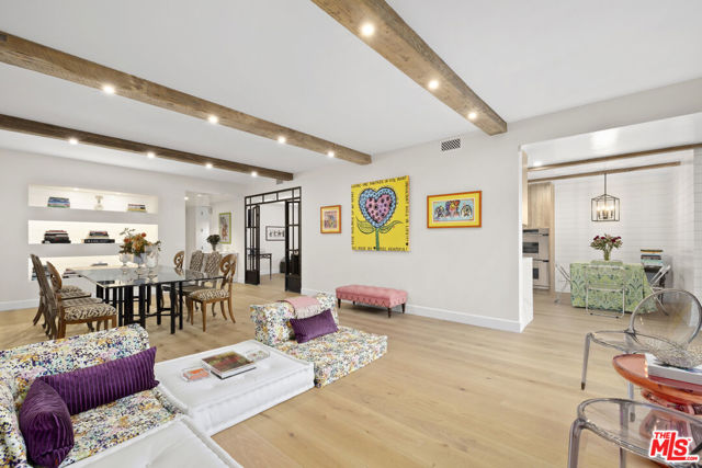 211 S Spalding Drive, Beverly Hills CA: https://media.crmls.org/mediaz/f76c60a4-3131-4b7f-a572-75d8669ce9eb.jpg