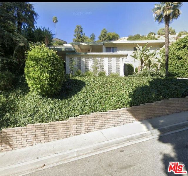 1053 Tellem Drive, Pacific Palisades CA: https://media.crmls.org/mediaz/f76d05ca-7e11-4b70-b470-ed7dbc752c13.jpg