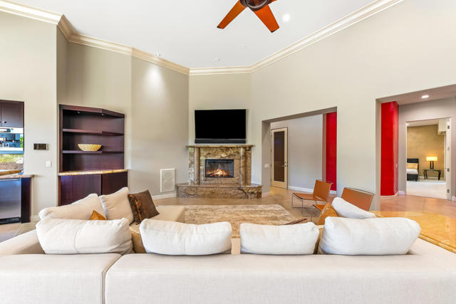 15 Sun Ridge Circle, Rancho Mirage CA: https://media.crmls.org/mediaz/f76e3b39-fef1-4c25-89ad-6cca74a5adb8.jpg