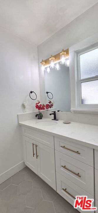https://media.crmls.org/mediaz/f76f0562-3c59-455c-ac10-5341a97e7723.jpg?preset=X-Large