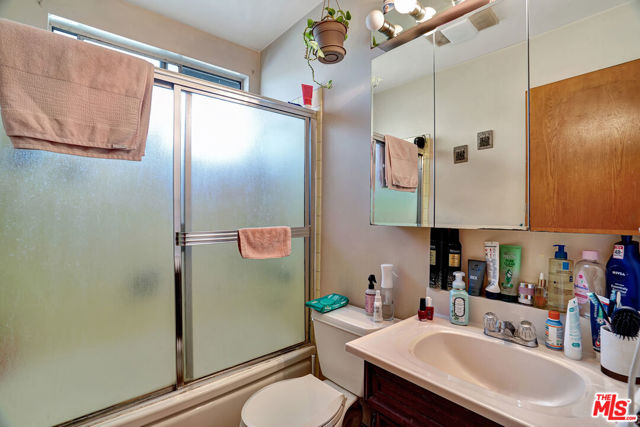 901 Rosemont Avenue, Los Angeles CA: https://media.crmls.org/mediaz/f76fceb1-fe76-4b51-b1c7-e70cb08829ec.jpg