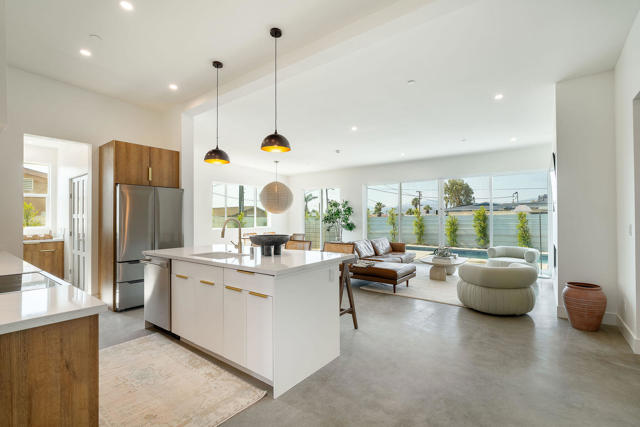 361 W Sunview Avenue, Palm Springs CA: https://media.crmls.org/mediaz/f7700036-bd1c-40a8-85ac-7c932ce73dfa.jpg