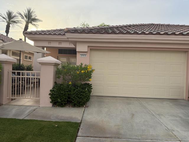 37672 Breeze Way, Palm Desert CA: https://media.crmls.org/mediaz/f771ede0-9fcd-4152-9f3b-ada83a743027.jpg