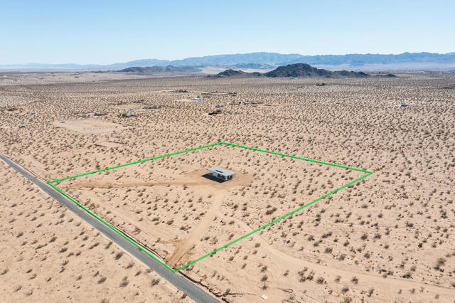 62751 Winters Road, Joshua Tree CA: https://media.crmls.org/mediaz/f77258b8-d7ce-45dd-8a57-a4ff3334d400.jpg