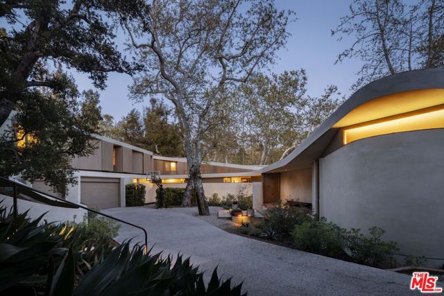 800 Brooktree Road, Pacific Palisades CA: https://media.crmls.org/mediaz/f7726177-7d7c-40d6-a93f-7381aea0173a.jpg