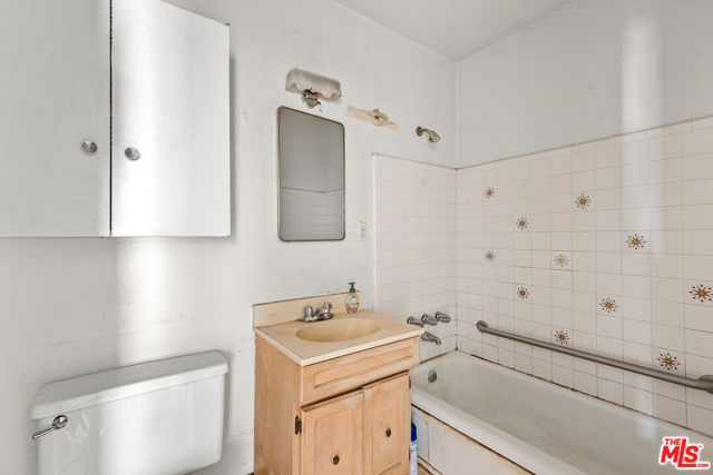 12926 Bonaparte Avenue, Los Angeles CA: https://media.crmls.org/mediaz/f7729dc4-c802-4f83-853e-0c0f3de8b9af.jpg