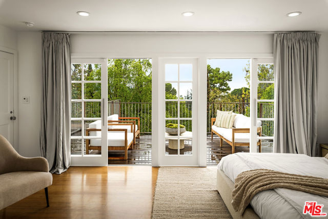 2745 La Cuesta Drive, Los Angeles CA: https://media.crmls.org/mediaz/f772b498-7ec7-4027-a048-a9229c9fbbb9.jpg