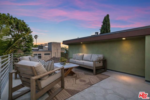 2336 Boone Avenue, Venice CA: https://media.crmls.org/mediaz/f772d492-0c38-482f-bcb5-65c395b65313.jpg