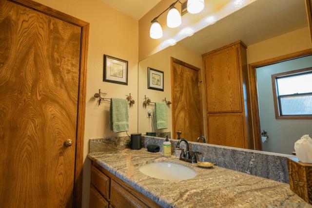 39470 Lake Dr, Big Bear CA: https://media.crmls.org/mediaz/f7730036-65bb-4d27-8651-2d444bdd7264.jpg